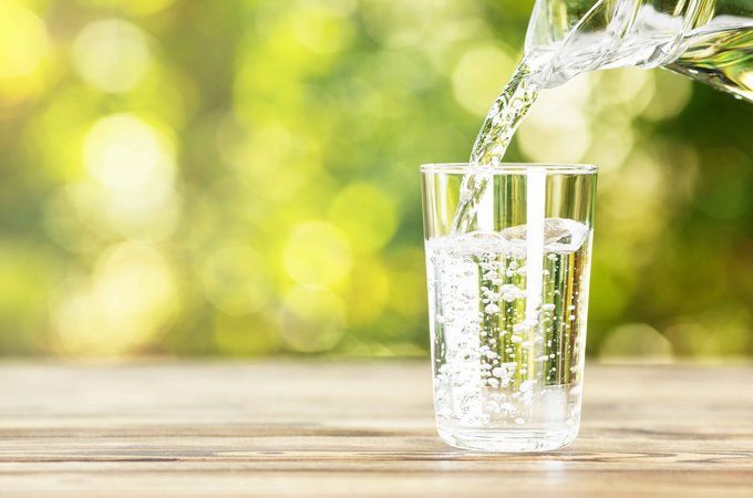 Frisches pures Trinkwasser aus dem Wasserhahn wird in ein Glas gegossen. Trinkwasser ist ein reines und stark kontrolliertes Lebensmittel. In unseren Trinkwassergebieten erhalten Sie pures Trinkwasser zum Verzehr.