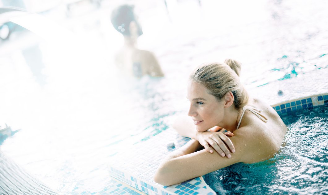 Symbolisches Bild mit entspannten Personen im Schwimmbecken.